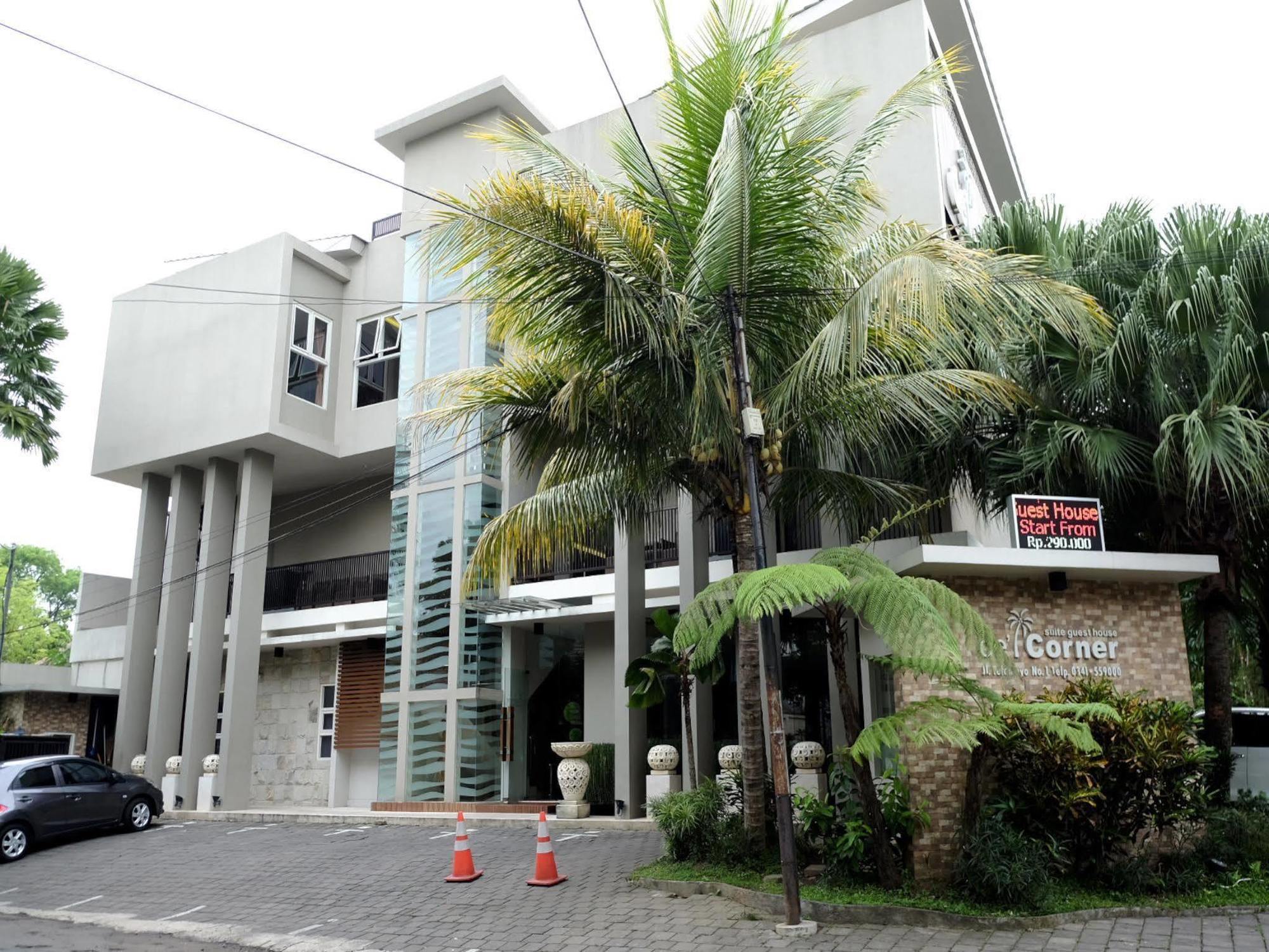 De'Corner Guest House Malang Eksteriør billede